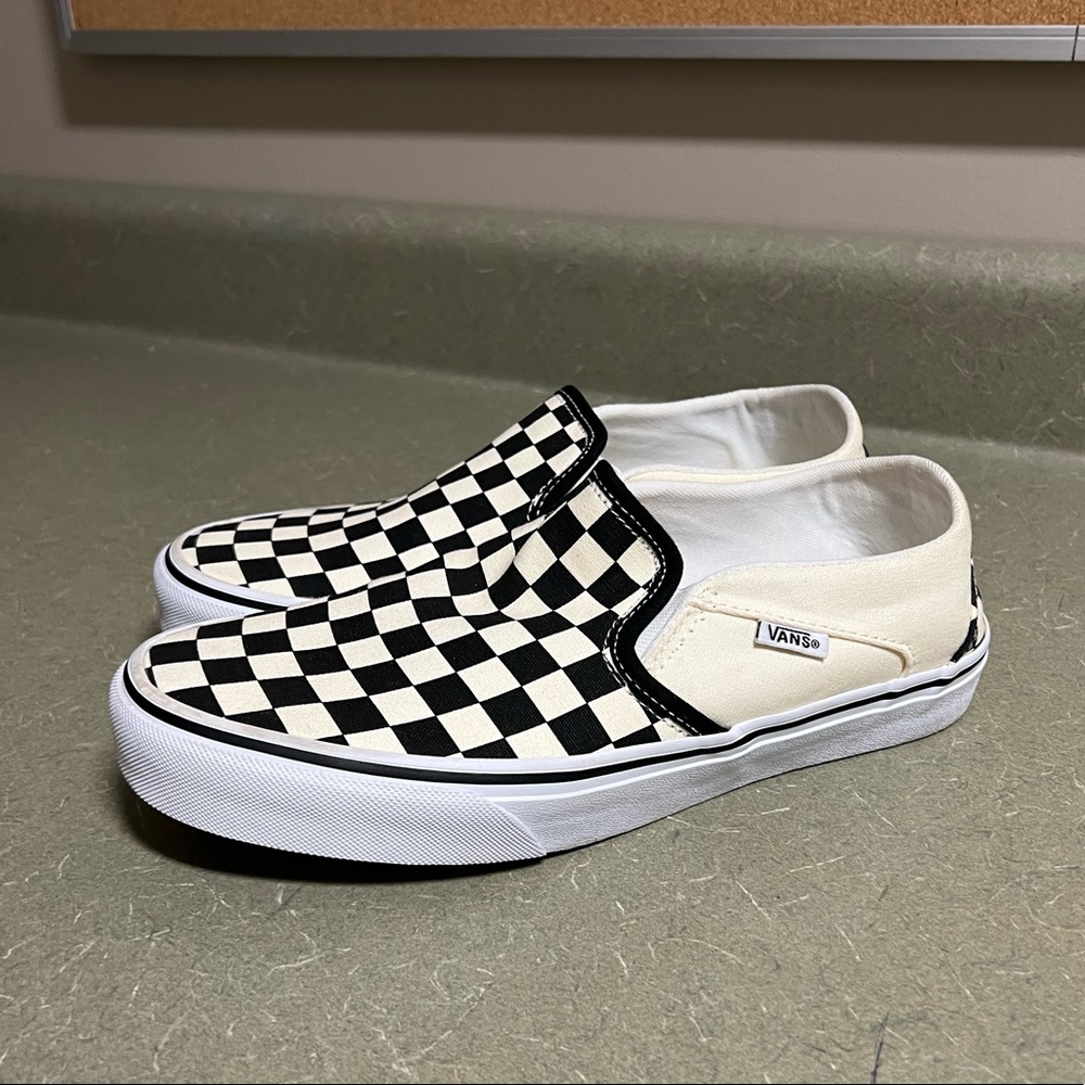 Vans low top checkered skate shoes